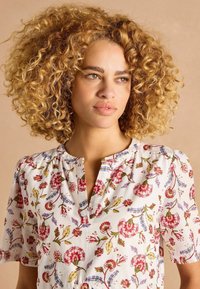 Tom Joule REGULAR FIT - ARIELLA TIERED  - Denné šaty - cream red