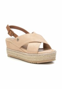 Sandalias de cuña de ante beige con tiras cruzadas, hebilla ajustable y plataforma envuelta en yute. Suela texturizada para agarre.