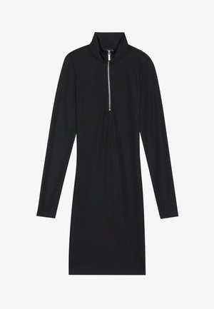 Vestido preto de mangas longas com gola alta e fecho de meio zip na frente. Feito de um tecido canelado, criando uma aparência texturizada.