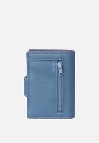 Blauwe leren portemonnee met een ritsvak, contrasterende roze stiksels en een compact ontwerp met een zijopening voor gemakkelijke toegang.