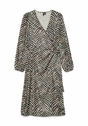 Ietinama kleita ar bēša un melna zebras rakstu. Raksturo garas pūdera piedurknes, piespiestu vidukli un mīkstu, plūstošu auduma struktūru.