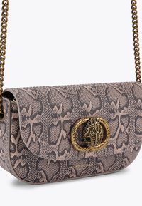 Borsa a tracolla in stampa serpente rosa e marrone con una catena. Presenta una chiusura circolare con dettagli intricati. Texture liscia, design compatto.