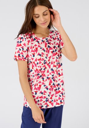 T-shirt a maniche corte in cotone leggero e morbido, con uno sfondo rosa e motivi a cuore rossi e blu marino. Collo rotondo e vestibilità rilassata.