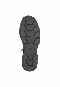 Suela de zapato de goma negra con una superficie texturizada; presenta surcos angulados y una marca de tamaño "37" en el tacón.