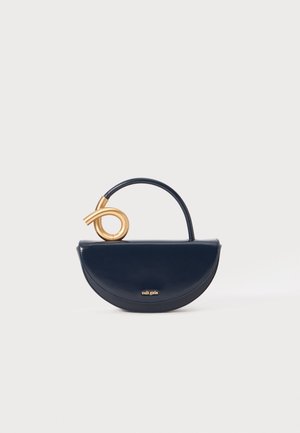 Sac à main demi-lune bleu marine avec poignée noire et détail de boucle torsadée dorée, avec petit logo doré « cult gaia » sur le devant.