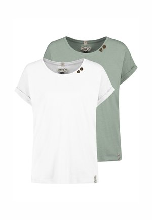 Zwei kurzärmelige Rundhalsshirts, eines weiß und eines hellgrün, jeweils mit drei dekorativen Holzknöpfen in der Nähe des Halsausschnitts.