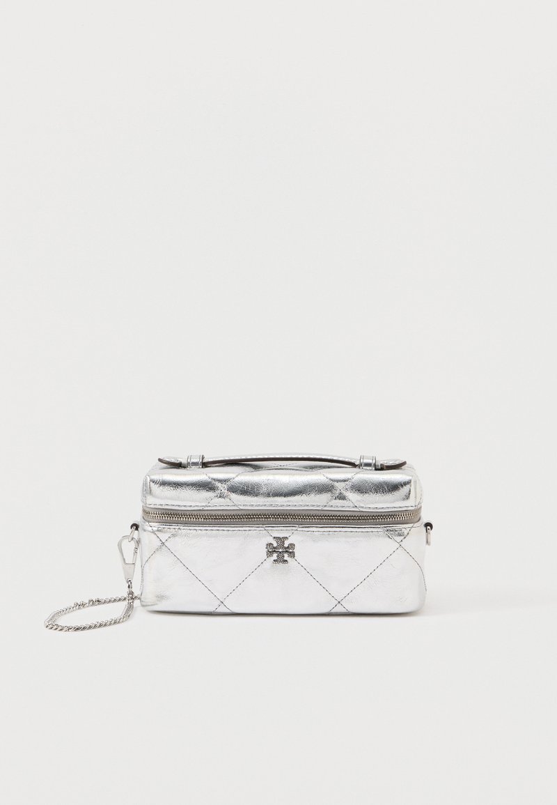 Bolsa metálica prateada com padrão acolchoado, fecho de zíper e alça de corrente. Detalhe de logo notável na parte da frente. Forma retangular compacta.