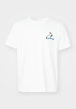 Valge puuvillane T-särk lühikeste varrukatega ja ümar kaelus, millel on sinine tikitud "Converse" logo ning disain spordijalatsist ja tähest.