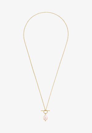 Collier en chaîne dorée avec un pendentif en perle en forme de goutte, ayant une surface lisse et un fermoir à bascule. Design simple et élégant.