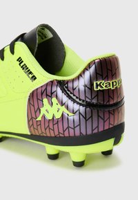 Neón žlté futbalové kopačky s textúrovaným povrchom, čiernymi akcentmi a gradientným dizajnom päty s fialovými a čiernymi geometrickými vzormi.