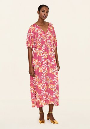 Abito maxi floreale rosa con maniche a sbuffo, scollatura a V, vita arricciata e scarpe dorate con tacco a blocco. Tessuto morbido con un motivo vivace.