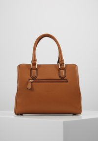 Sac à main en cuir marron à la forme structurée, avec double poignée et poche zippée à l'avant. Présente une surface texturée et des accents en métal doré.