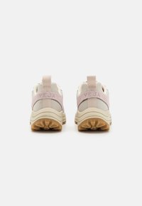 Calzature con tomaia in rete di un beige chiaro e dettagli in rosa pastello, dotate di una suola in gomma spessa e strutturata e linguette per il tallone regolabili.