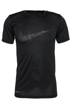 T-shirt de sport noir à manches courtes avec un logo Nike Swoosh texturé discret sur la poitrine et un petit texte blanc "DRI-FIT" près de l'ourlet.