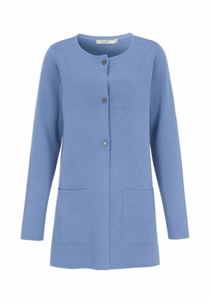 Ljusblå stickad kofta med långa ärmar, rund halsringning, två framfickor och tre tryckknappar framtill.