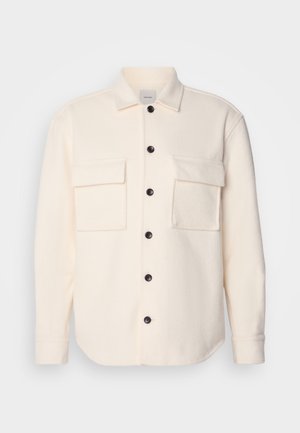 Cremefarbene Flanellhemd mit Kragen, zwei Brusttaschen und schwarzen Knöpfen, ausgestattet mit einer weichen Textur und geradem Schnitt.
