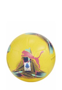 Pallone giallo con superficie texturizzata, motivi geometrici in rosa e teal, e un logo Puma prominente insieme all'emblema della Serie A.