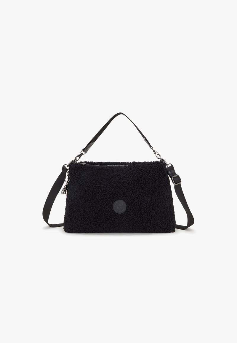 Schwarze Handtasche mit strukturiertem Fell, verstellbarem Schulterriemen und Reißverschluss. Mit einem Logo-Patch und einem kleinen Anhänger versehen. Rechteckige Form.