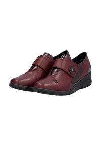 Chaussures en cuir bordeaux avec un bout rond, dotées d'une large sangle velcro et d'accents texturés. Talon bas, semelle rembourrée et détails de design discrets.