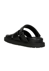 Sandale en cuir noir avec un large design de lanière croisée, dos ouvert et semelle texturée. Présente une plateforme surélevée et une semelle extérieure en caoutchouc durable.