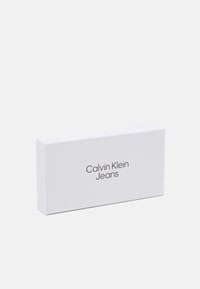 Calvin Klein Jeans BLOCK ZIP AROUND - Monedero - keepsake blue