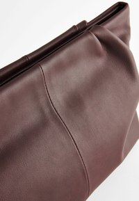 Next OVERSIZED - REGULAR FIT - Pisemska torbica - berry red