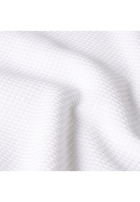 Tela blanca texturizada con un patrón de tejido de gofre, mostrada en pliegues suaves y con iluminación tenue.