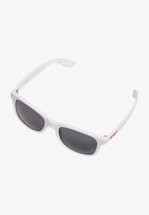 Białe plastikowe okulary przeciwsłoneczne z szarymi soczewkami. Cechy to krzywa oprawka, gładka tekstura i małe czerwone logo po boku.