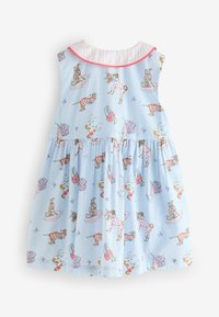 Svetlo modra obleka brez rokavov z roza črtastim ovratnikom in igrivimi ilustracijami psov, oblečenimi v kostume in dodatke.