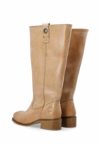 Botas altas de cuero tostado con una textura suave, puntera redondeada, tacón bajo apilado y un detalle con botón en la parte superior.