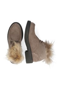 Stivaletti alla caviglia in suede color talpa con dettagli in pelliccia, punta rotonda, cuciture decorative e suola in gomma nera. Abbellimenti pelosi sul tallone.