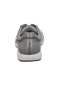 Sneaker metallico grigio con upper testurizzato, suola bianca e tacco piatto. Presenta una parte posteriore liscia e arrotondata e due bande elastiche per un indossamento facile.