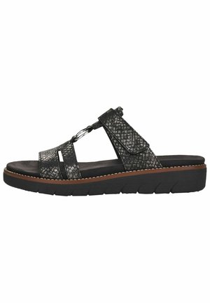Sort sandal med åben tå, teksturerede remme, lille metalringdetail, polstret indersål og tyk sål med brun kant og rillesål.