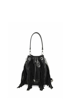 Borsa a secchiello in pelle nera con occhielli argentati, lunghe frange, manico superiore, tracolla a catena e ciondolo decorativo in argento sulla parte frontale.