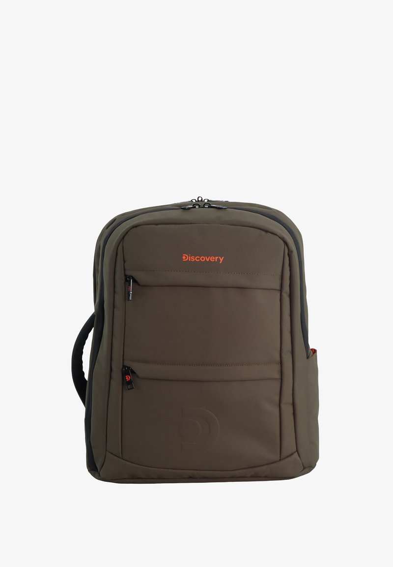 Mochila de tela marrón con un diseño acolchado, que cuenta con un bolsillo frontal con cremallera, detalle de logo y acentos contrastantes en negro en los laterales.