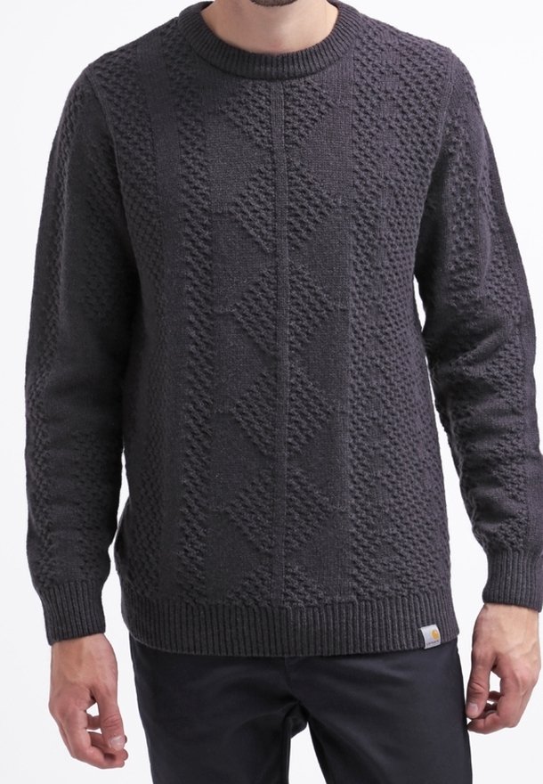 Dunkelgrauer Strickpullover mit strukturierten Diamantmustern, Rundhalsausschnitt und gerippten Bündchen sowie Saum. Der Stoff wirkt dick und warm.