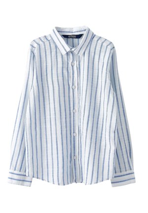 Koszula na guziki w paski w jasnoniebieskim i białym lnie. Posiada długie rękawy, szpiczasty kołnierzyk oraz fakturę materiału, a jej krój jest luźny.