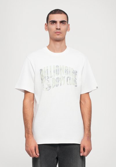 Witte katoen t-shirt met een textuur ontwerp in multiculturele tekst "Billionaire Boys Club," met korte mouwen en een ronde halslijn.