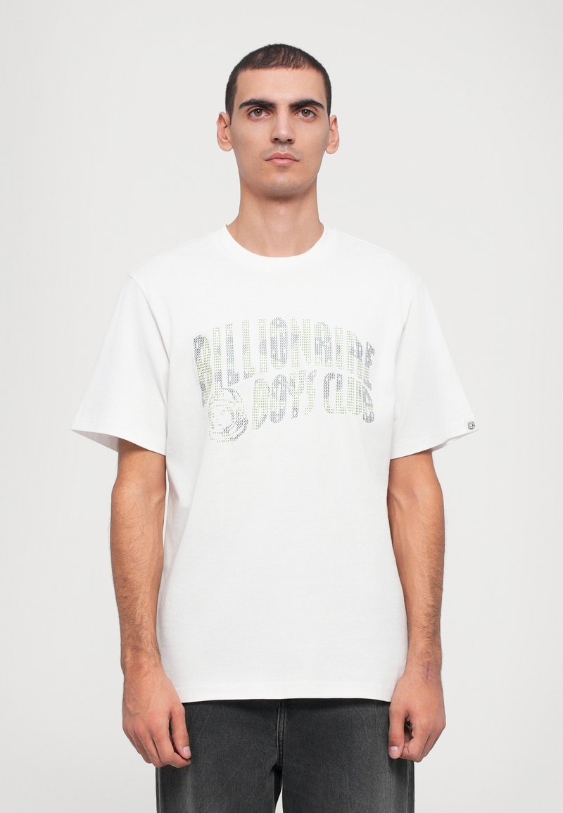 Tricou alb din bumbac, cu un design grafic texturat, având text multicolor "Billionaire Boys Club," cu mâneci scurte și guler rotund.