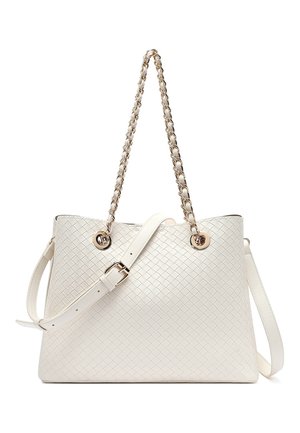 Biała pleciona skórzana torebka z uchwytami z łańcuszka w kolorze złotym i regulowanym skórzanym paskiem na ramię na białym tle.