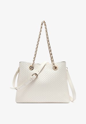 Sac à main en cuir blanc tressé avec anses en chaîne dorée et bandoulière en cuir réglable sur fond blanc.