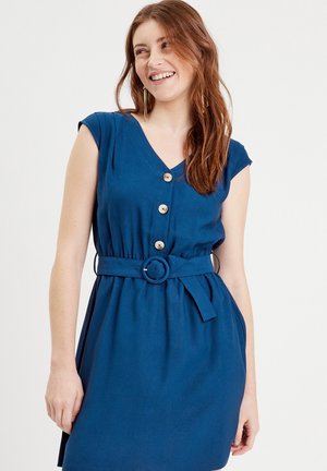 Robe bleue à boutons avec décolleté en V, manches courtes, taille ajustée et une ceinture avec une boucle ronde. Texture lisse et coupe au-dessus du genou.