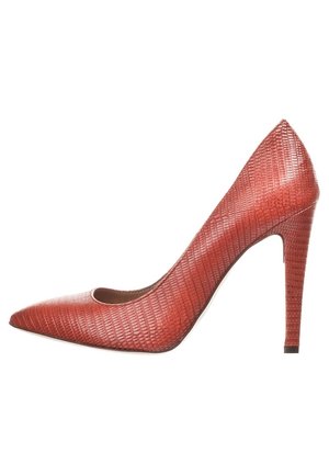 Rød tekstureret højhælet pumpe med spids tå, der har et reptilinspireret mønster og et elegant stilettohælp design.