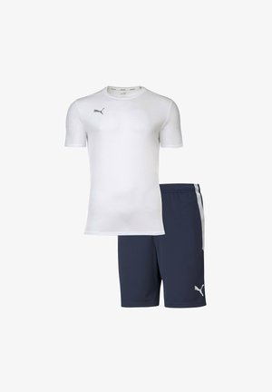 Witte sportieve T-shirt met korte mouwen en grijs logo, gecombineerd met marineblauwe shorts met zijaccenten en elastische tailleband.