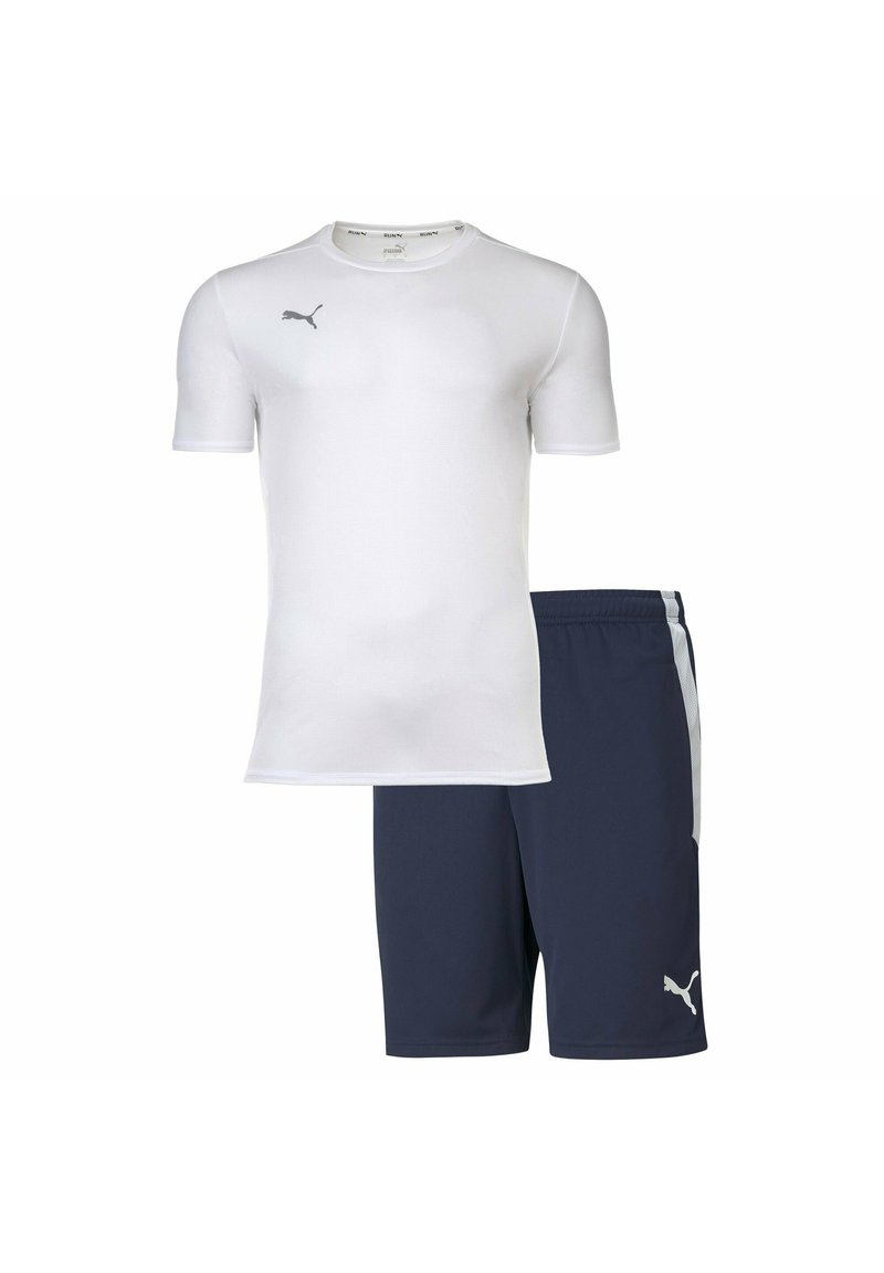 Biała koszulka sportowa z krótkimi rękawami i szarym logo, w połączeniu z granatowymi szortami z bocznymi akcentami i elastycznym pasem.