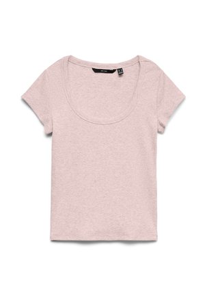 Gaiši rozā, īsām piedurknēm riboti kokvilnas T-krekls ar apaļu kakla izgriezumu, salocīts gludi uz balta fona.