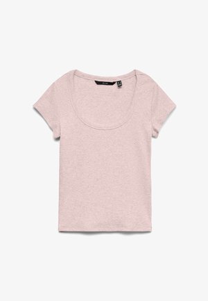 Gaiši rozā, īsām piedurknēm riboti kokvilnas T-krekls ar apaļu kakla izgriezumu, salocīts gludi uz balta fona.