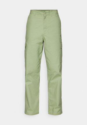 Pantalons cargo vert clair en tissu résistant, avec une jambe droite, deux poches latérales et une fermeture à bouton à la taille.