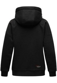 Sudadera negra con una capucha grande y estructurada, puños y dobladillo acanalados. Presenta bolsillos laterales con cremallera y una pequeña etiqueta de logo cerca del dobladillo.