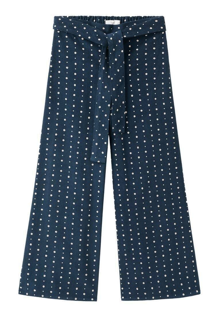 Široke hlače iz modrega blaga z reliefno površino in belimi pikami. Nastavljiv trak na pasu, raven sprednji del in elastična zadnja stran.